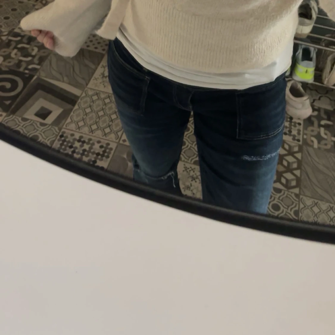 Mörkblå bootcut jeans från gina  - 1