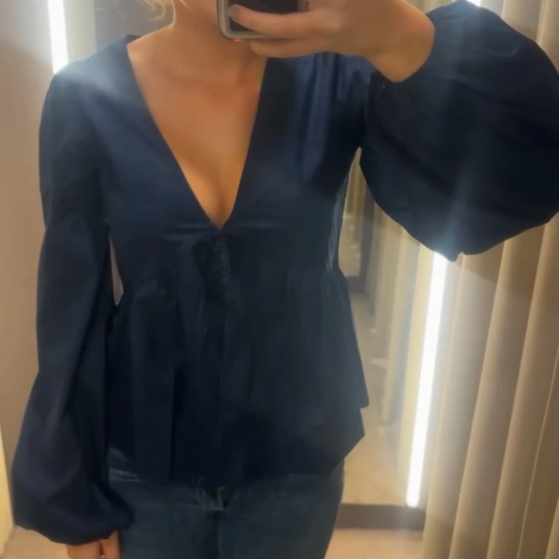 Svart blus med ballongärmar och v-ringning