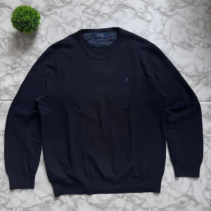 Mörkblå tröja från Polo Ralph Lauren - Säljer denna riktigt snygga Ralph Lauren sweatshirt i storlek L (passar också M). Tröjan är i mycket bra skick och självklart äkta! Nypris 2395 kr! Hör av er ifall ni har några frågor! 🙌⚜️⭐️
