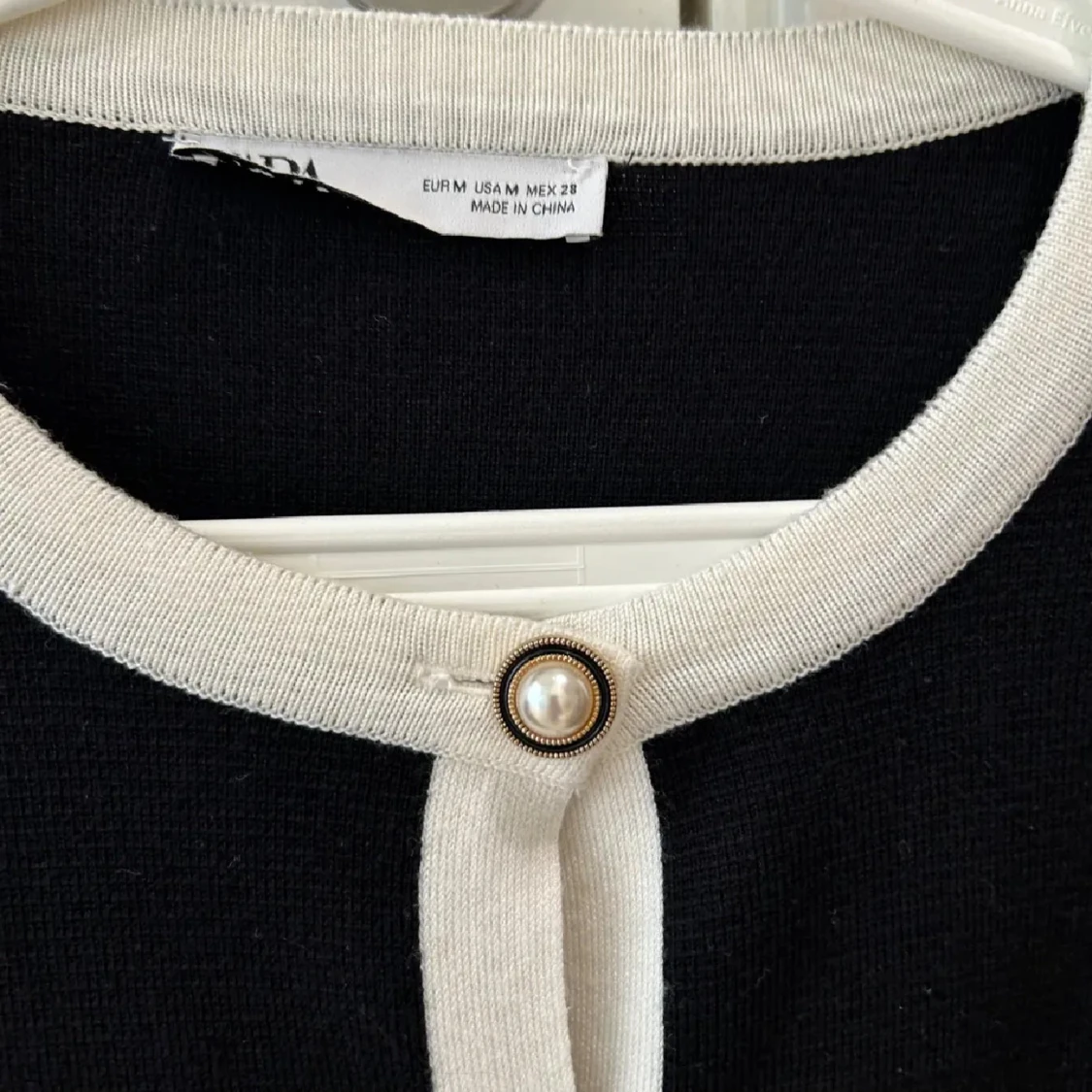 Ny Svart kofta med pärlknappar från Zara - 1
