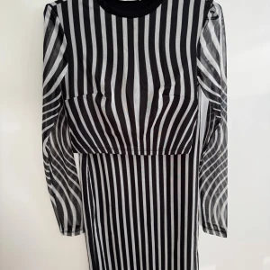 Set med långärmad tröja & midikjol från NA-KD - Svart och grå/vit randigt set med långärmad tröja och midikjol i polyester och mesh från NA-KD i storlek XS. Har aldrig använts. 