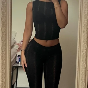 Svarta transparenta leggings - Säljer ett set som transparenta partier och smal passform med bootcut . Byxorna har medelhög/låg midja och toppen har ganska tight passform 