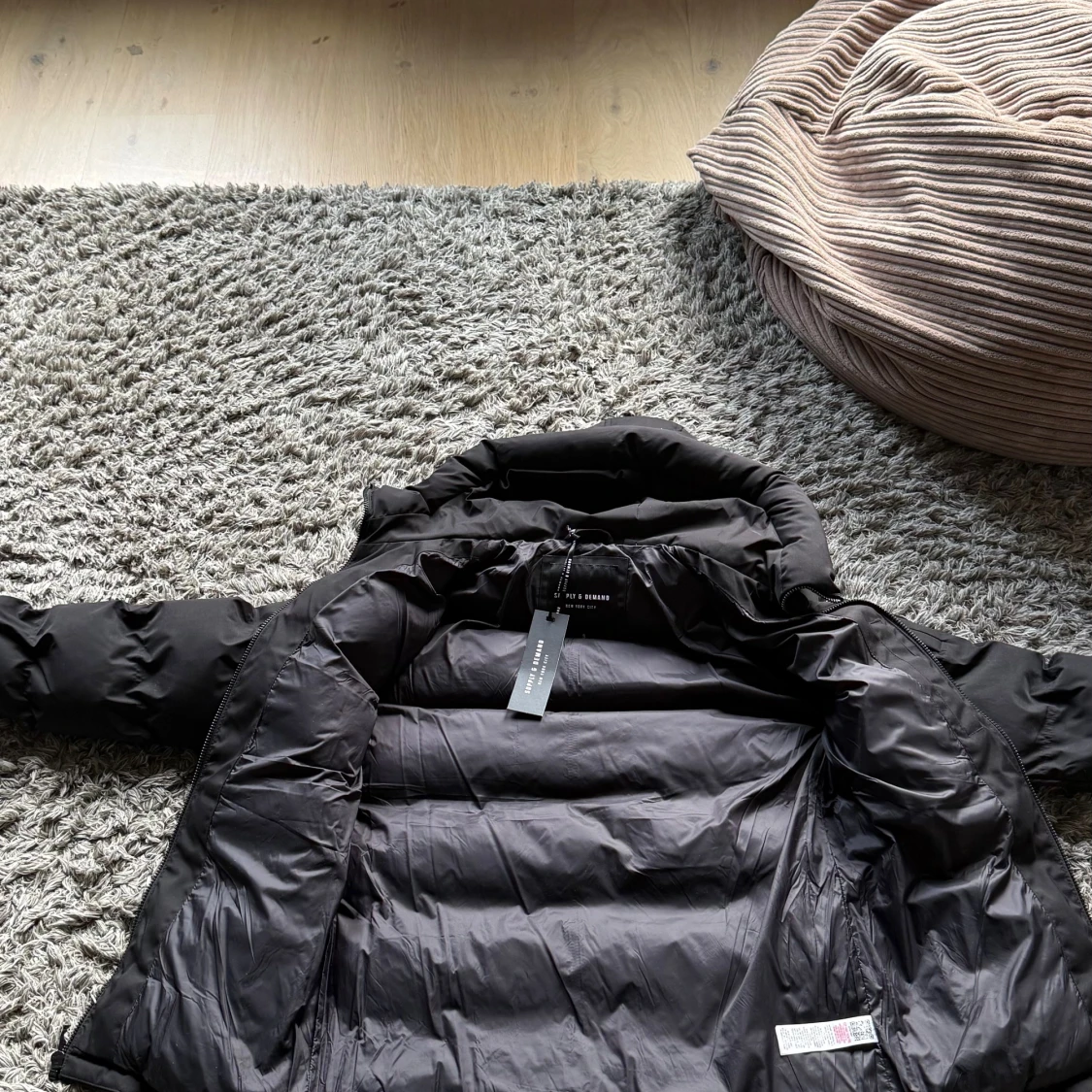 Svart pufferjacka från Jd sport märket är supply and demand  - 1