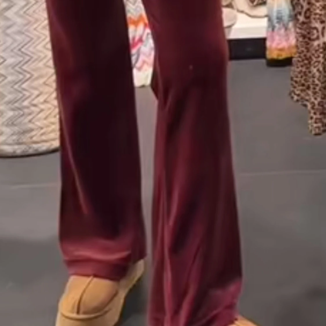 Vinröda velourbyxor med snörning - 1