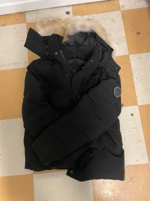 Canada Goose vinterjacka  - Som ny använd 3 gånger storlek S passar för dig som har storlek M inga defekter kan mötas i Göteborg och skicka i post.köparen står för frakten mvh Daniel Eriksson 