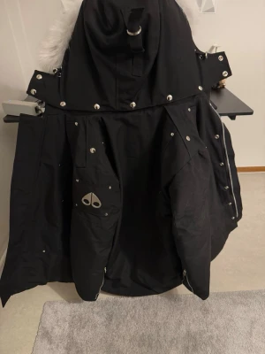 Svart Moose Knuckles dunjacka - Säljer en svart moose knuckles jacka hör av för intresse