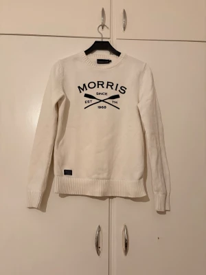 Morris stickad tröja - Säljer en fin stickad morris tröja i mycketbra skick. Storlek XS, passar folk som är ungefär 165-175cm långa.