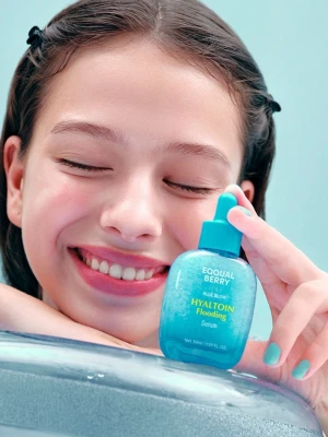 Eoqual Berry Hyaltoin Flooding Serum - Fuktgivande serum i en snygg blå glasflaska med pipett. Innehåller 30 ml och har en lätt, gel-liknande konsistens. Perfekt för dig som vill boosta huden med extra fukt och lyster. Kommer i en modern, stilren design som känns fräsch på badrumshyllan.
