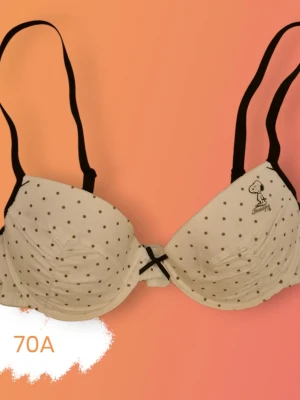 Prickig Snoopy BH från KappAhl - Säljer en söt bh från KappAhl med Snoopy-tryck. Snobben-behån  är vit med små bruna prickar och har svarta axelband samt en svart rosett framtill. Materialet är mjuk bomull och modellen har uttagbar kudde för extra komfort. Kommer från ett konkurslager, är aldrig använd, men just denna behån saknar orginaletikett som de flesta av mina andra annonser.