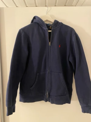 Ralph Lauren hoodie  - Säljer en marin blå Ralph Lauren Hoodie. Pris kan diskuteras. Är en XL i barn storlek. 