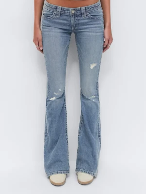 Blå bootcut jeans med broderade fickor - Snygga ljusblå bootcut jeans med slitningar på framsidan och broderade detaljer på bakfickorna. Helt oanvända!!💞💞