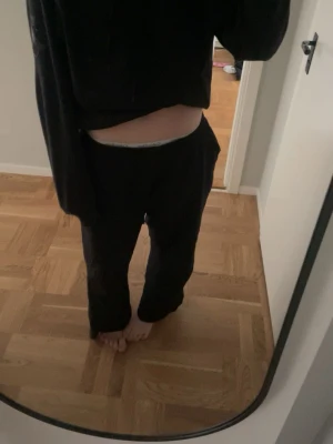 Svarta linnebyxor med snörning - Svarta mjukisbyxor/linnebyxor  med elastisk midja och snörning. Byxorna har en loose passform och raka ben, vilket gör dem riktigt sköna att ha på sig. Materialet är mjukt och bekvämt, perfekt för chill dagar hemma eller när du vill vara extra comfy.