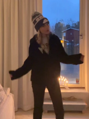 Mörkbrun teddyjacka - Teddyjackan ser svart ut men är brun då den är en väldigt mörk brun färg. Den har tappat knapparna men går enkelt att fixa 