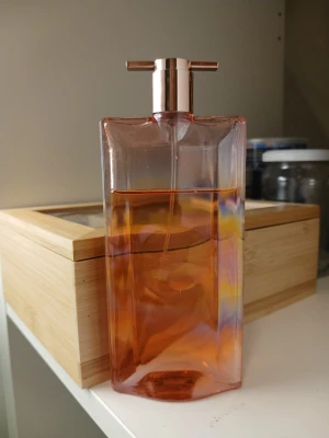 Idole Lancome Nectar🏵 - Lancomes Idole Nectar, ljuvlig förförisk och självsäker doft, har använts några grr men flaskan har mycket att ge fortfarande. 🏵💛💫