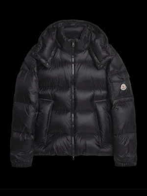 Svart pufferjacka från Moncler - Säljer en svart pufferjacka från Moncler med huva och dragkedja framtill. Jackan har en klassisk Moncler-logga på ärmen och stora, vadderade paneler som ger en schysst volym. Perfekt för kalla dagar och riktigt snygg till streetwear.