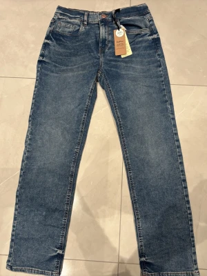 Blå raka jeans Staffan från Lindex - Säljer ett par blå jeans från Lindex, modell Staffan. De har rak passform, regular waist. snygg tvättad look. Perfekta till vardagsoutfiten! Säljer då dessa jeans som endast är testade och aldrig andvända pågrund utav för små i storlek. Bara att höra av er vid fler bilder eller funderingar mvh Max!