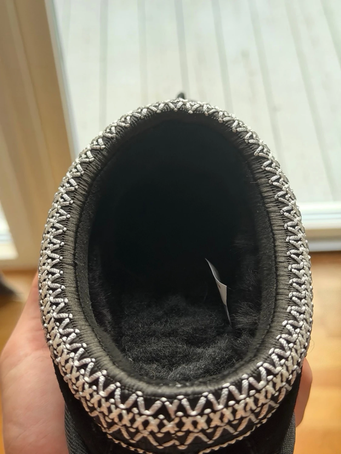 Svarta UGG slip-on skor med mönstrad kant - 3