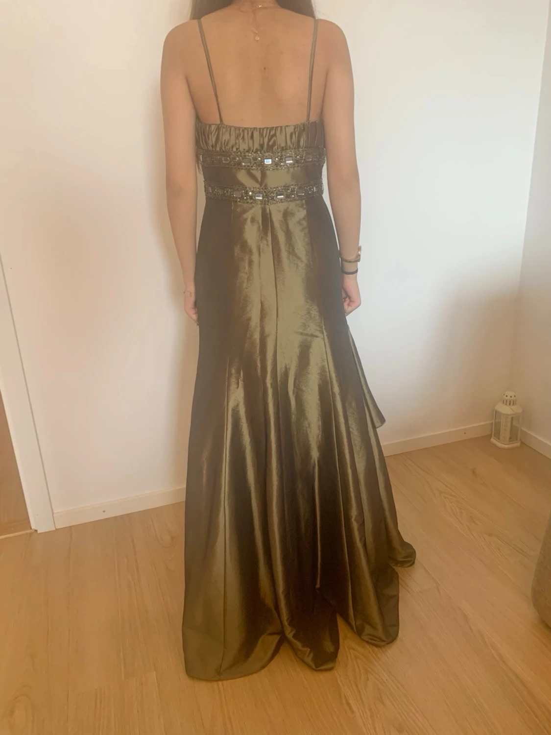 Olivgrön långklänning med pärldetaljer - 2