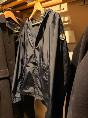 Moncler Windbreaker - Intresse koll på denna windbreaker, inga defekter, mörkblå 🔵Hur snygg som helst! Vid ev köp tveka inte på att höra av er 😊/ N
