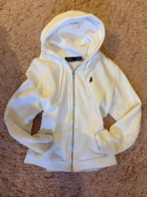 Zip up hoodie från polo Ralph lauren - Köpt från nk för 2000kr. Mycket bra skick. Storlek xs. Priset e så lågt eftersom jag vill helst få den såld så snabbt som möjligt😊