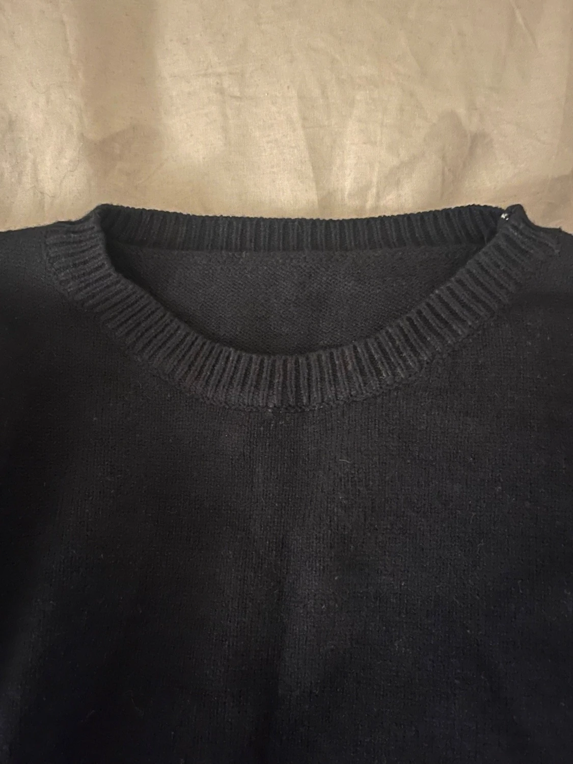 Svart stickad tröja med rund hals - 2