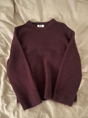 Vinröd stickad tröja Gina Tricot XS - Mysig vinröd stickad tröja från Gina Tricot i storlek XS. Tröjan har rund hals, ribbade muddar och är tillverkad i en mjuk ullblandning. Använd 1 gång ❤️