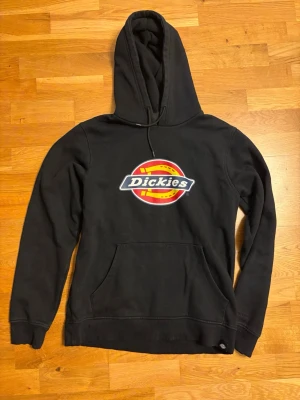 Dickies Icon Logo Hoodie M - Måttligt använd. Mysig hoodie på vintern. Storlek M. Se skicket på trycket på bilderna.