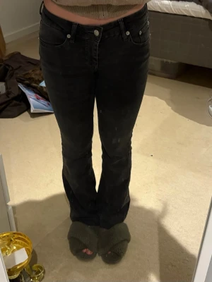 Svarta bootcut jeans - Säljer ett par svarta bootcut jeans med låg midja från lager 157. storlek XS 