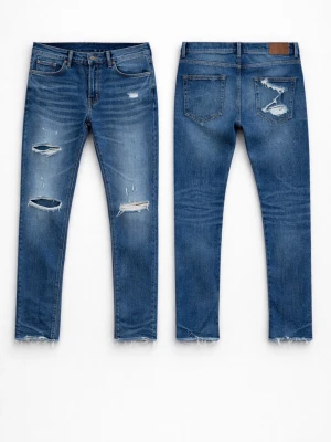 Blå jeans från Dondup - Snygga blå jeans från Dondup med slitna detaljer och fransade benslut. De har en klassisk femficksdesign och en cool, avslappnad look. Perfekta för en trendig stil. Storlek W30L30. Nypris på dessa är runt 3000kr och ganska svåra att få tag på till ett bra pris. Jeansen är i mycket bra skick och otroligt bekväma! Hör av dig vid fundering mvh Levi!