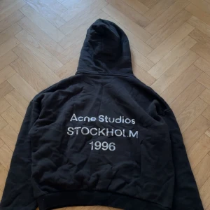 Acne Studios Hoodie - Acne studios Hoodie i jättebra skick. Köpt på vinted via deras egna artikelverifiering 