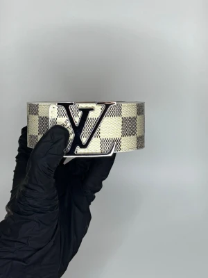 Vit h bälte rutig - Helt nya oanvända bälten i olika märken, modeller och färger! Kommer bra packat samt med ett litet verktyg som du enkelt kan göra hål med ifall du skulle behöva det. Vi postar allas ordrar inom 24h för att du ska få ditt paket så fort som möjligt! Använd helst instabox men PostNord funkar också! 