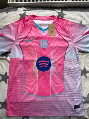 FC Barcelona - Säljer en Nike FC Barcelona fotbollströja i storlek XL, färg rosa som jag fick som födelsedagspresent för ett tag sedan utan att ha använt den, bara testat!