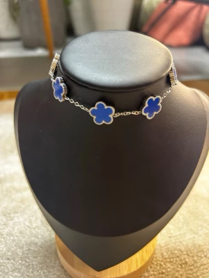 Elegant klöverarmband  - Vackert klöverarmband i silverfärgad ton med djup röda klöverdetaljer som ger ett lyxigt och tidlöst intryck. Ett stilrent smycke som passar lika bra till vardag som till fest.  Armbandet är elegant, feminint och lätt att matcha – en perfekt present eller ett fint tillskott till din smyckessamling ❤️