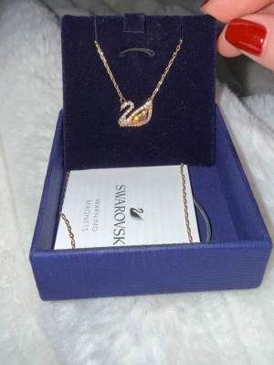 SWAROVSKI swan necklace  -  Swarovski halsband med en svanformad berlock i roséguld och glittrande stenar.