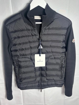 Moncler cardigan - Som ny! Scan funkar modell 170 60kg. //Aurénoir