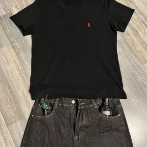 Tröja - Hej säljer nu min fina mörka tröja från H&M. Står att det är storlek L men passar bäst för de som har storlek M. Den är helt ny och aldrig testats. Vid köp av fler tröjor får man 20% rabatt på båda t-shirt. Köp via Post Nord!!!!