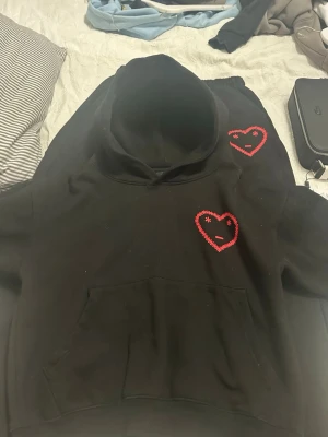 Car sicko tracksuit  - Svart carsicko tracksuit med röda detaljer och ett hjärttryck på framsidan 