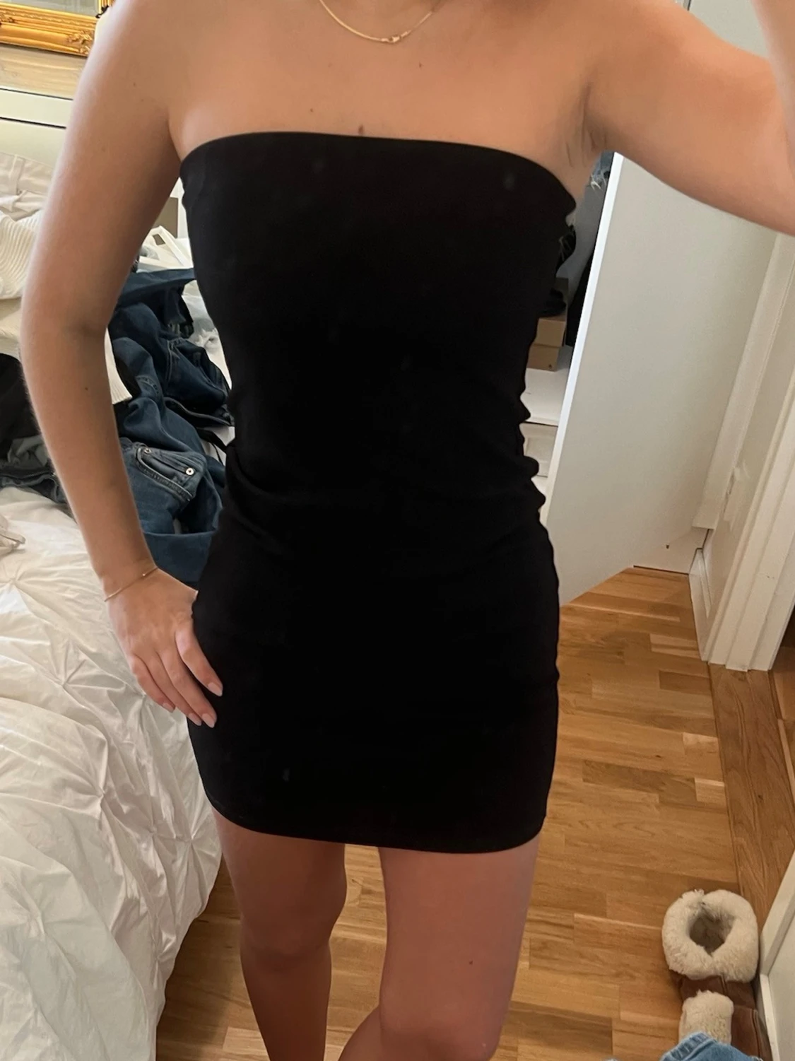 Svart axelbandslös kortklänning - 3