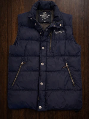 Bondelid väst - Säljer denna riktigt snygga Bondelid Väst i navy blue. Storleken är Small och passar perfekt nu när vädret börjar bli lite kylare. Perfekt med en hoodie under. Skick 8/10
