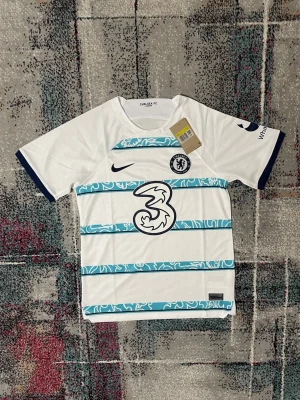 Chelsea 22/23 Tröja - Säljer dennna riktigt snygga tröjan för endast 229kr! Skriv till om ni är intresserade 