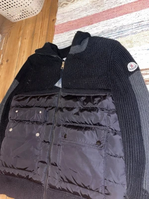 Moncler cardigan - Skön Moncler cardigan priset inte helt hugget i sten 