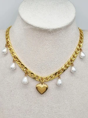 Stilfullt halsband med hjärta  - Material-rostfritt stål.  Nickel fri.  Kedjetjocklek-7mm