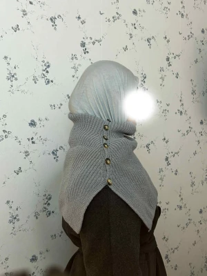 Grå stickad halskrage med knappar - Säljer en grå stickad halskrage med snygga dekorativa knappar längs ryggen. Tröjan har en loose passform och är perfekt för lager-på-lager under kyliga dagar. Enkel, stilren och supermysig att bära.