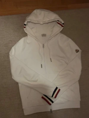 Moncler zip - Hej jag säljer en moncler zip up den e helt ny använt den bah 2-3 gånger perfekt skick och passar perfekt för dig som vill sticka ut lite 