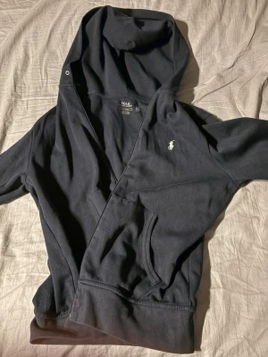 Ralph lauren zip up marinblå M - Använd fåtal gånger, autentisk. Otroligt bra skick. Nypris 2100