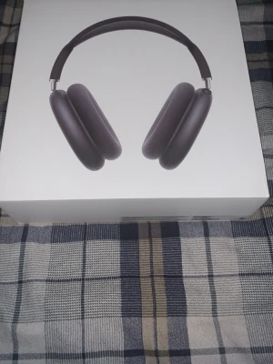 AirPods Max - Snygga och exklusiva Apple AirPods Max i svart färg, komplett med originalförpackning och skyddsfodral. Dyck dessa hörlurar i present, använda ett par gånger.