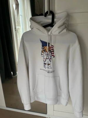 Vit bear hoodie från ralph lauren - Säljer en fin vit bear hoodie från Ralph Lauren. Storlek S. Jag är 177cm och väger 62kg. Mycket bra skick, enda defekten är ett litet jack vid ena axeln men märkes knappt. (Se näst sista bilden)