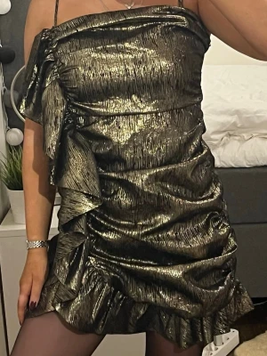 guldig zara klänning - så fin💓💓