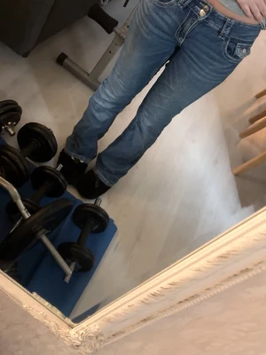 Blåa lågmidjade bootcut jeans 💗 - ett par lågmidjade jeans från gina tricot i storleken 164💓 dessa är väl använda men används tyvärr inte längre💕
