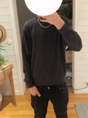 Svart stickad tröja från Sandö - Otroligt bra skick inte använt mycket och ja köpte den för 800 kr. (JAG ÄR 170(.                                 Svart stickad tröja från Sandö i storlek M. Tröjan har en klassisk rund hals och långa ärmar med ribbade muddar. Enkel och stilren design som funkar till många olika outfits. Perfekt för dig som gillar en clean look.